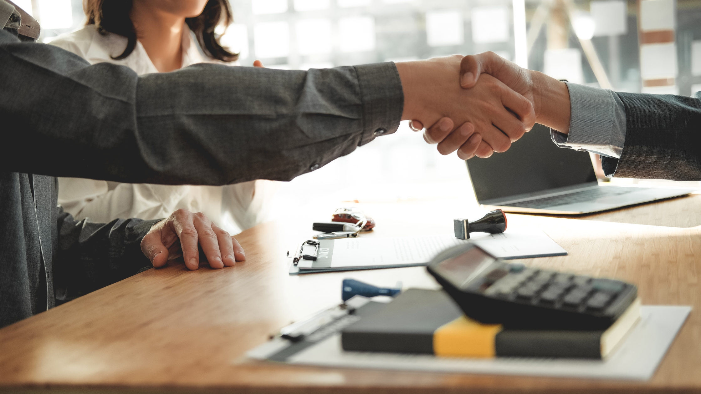 shaking hands, Advantages of Hiring a Business Broker